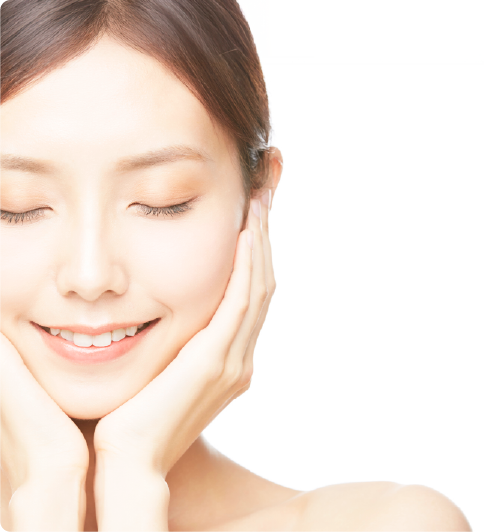 女性がほおに手を当てて心が満たされるトータルケアのイメージ